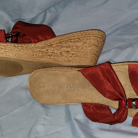 Italian Shoemakers Beige Sandals with Red Bow Design - Picture 3 of 4